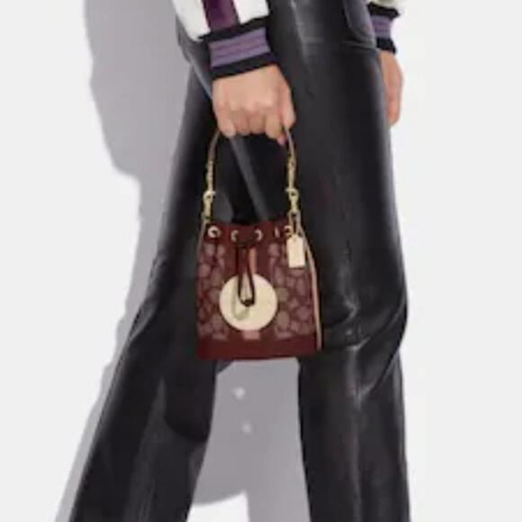 COACH MINI DEMPSEY BUCKET BAG IN SIGNATURE JACQUARD WITH STRIPE & COACH PATCH - Picture 5 of 5